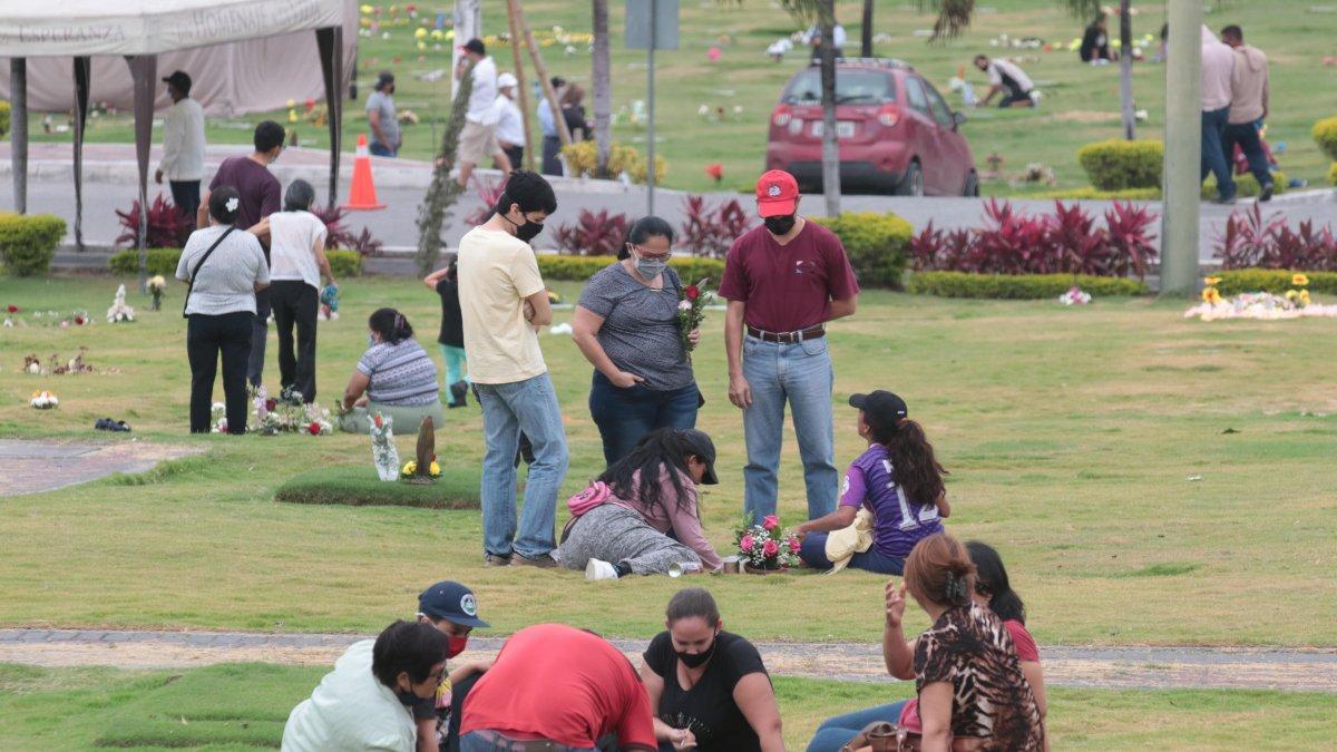 Panorama. Los visitantes estuvieron por varias horas en los cementerios y dejaron recuerdos a los difuntos.