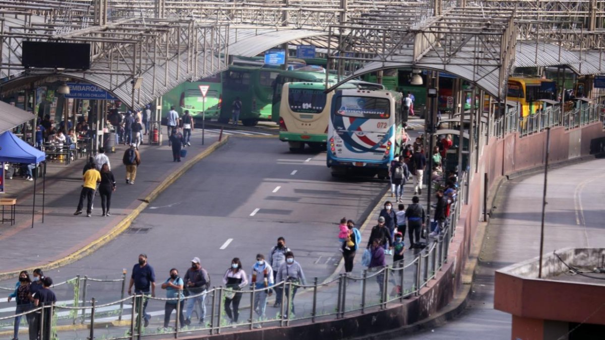 Demora. Usuarios deben esperar entre 20 y 30 minutos por el arribo de buses en algunas frecuencias.