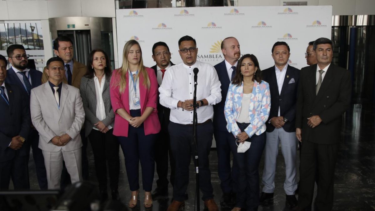 El bloque oficialista en la Asamblea cuestiona el informe y respalda la estabilidad democrática.