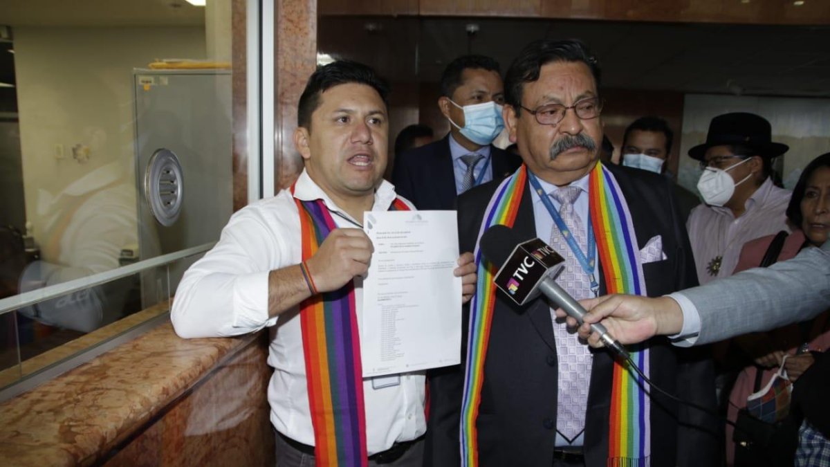 Miembros de Pachakutik entregaron un pedido de juicio político en contra de los miembros del CNE.