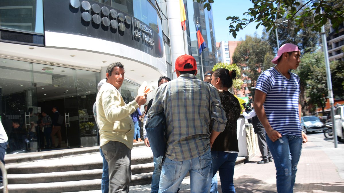 Un grupo de trabajadores aguarda en las afueras del Ministerio de Trabajo, durante una reunión oficial que buscaba fijar el alza de sueldos, en el 2019.