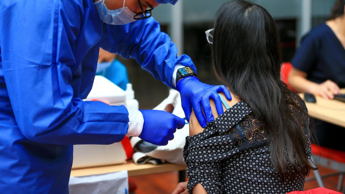 Al momento se aplica ya la tercera dosis a personas de la tercera edad y con alguna vulnerabilidad.