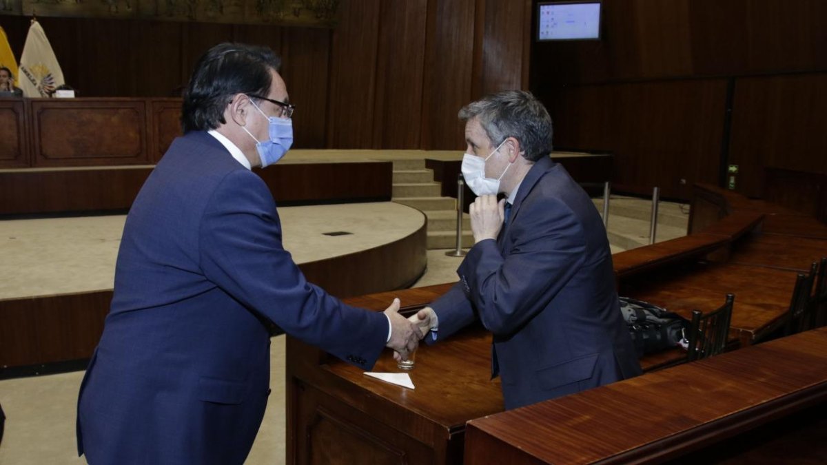 Fiscalización. El legislador Fernando Villavicencio saluda a Mateo Villalba.