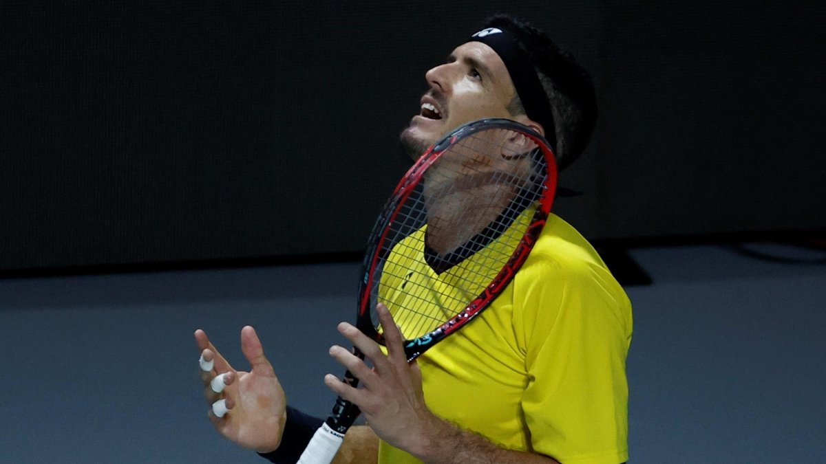 El tenista ecuatoriano Emilio Gómez durante el partido ante el español Pablo Carreño correspondiente a la eliminatoria de la fase final de la Copa Davis de tenis, entre España y Ecuador, este viernes en el Madrid Arena.