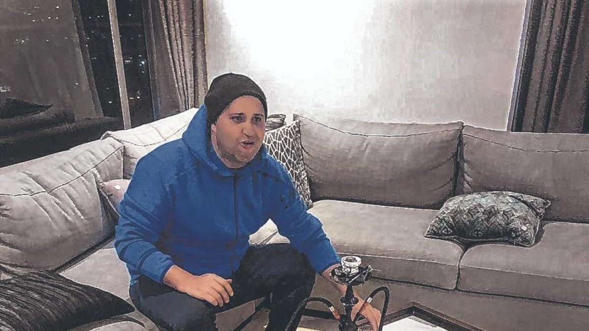 Israelí. Shy Dahan, alias Tom, de 40 años, en un edificio rentado en Quito. La fotografía es de su celular.