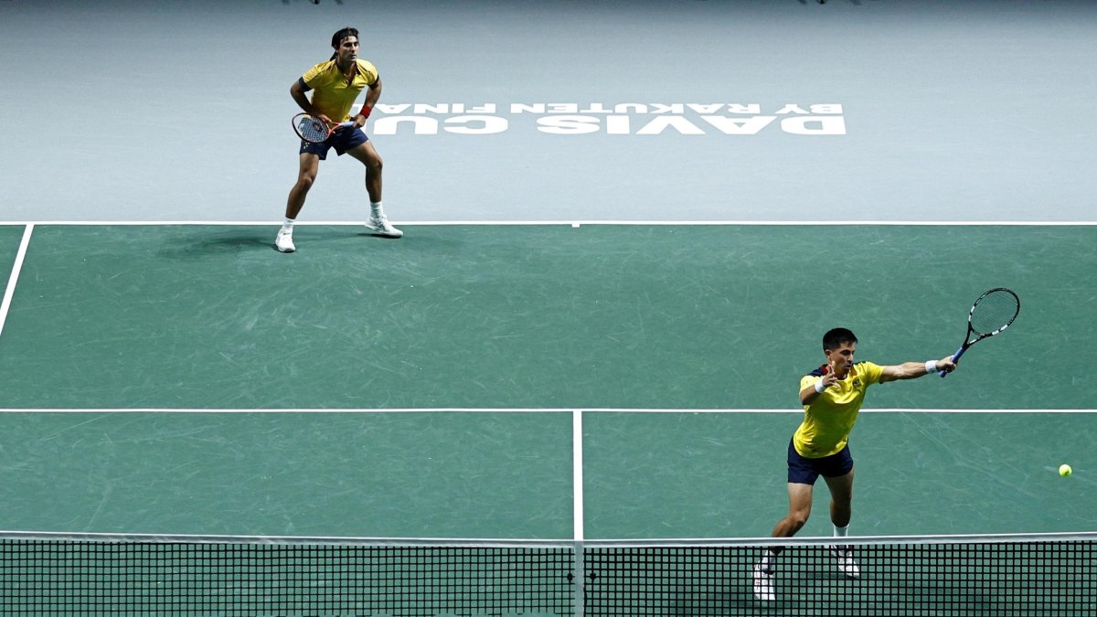 Los ecuatorianos Diego Hidalgo y Gonzalo Escobar durante su partido de dobles ante los rusos Aslan Karatsev y Andrey Rublev de la fase final de la Copa Davis de tenis disputada el pasado sábado en el Madrid Arena.