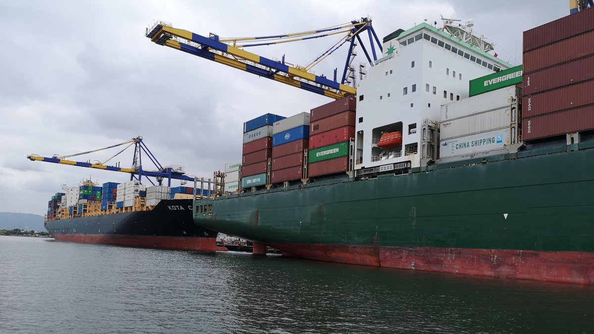 Los principales productos de exportación tienen dificultad de hallar espacios.