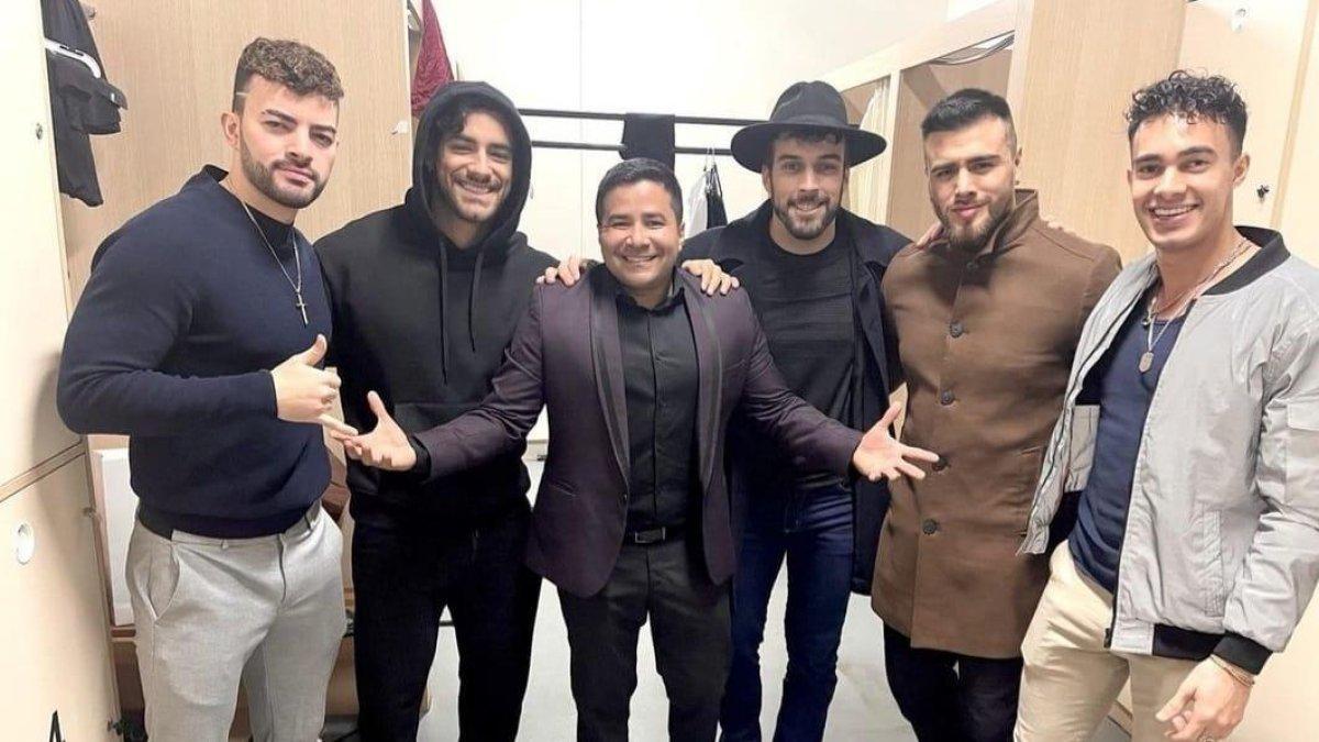 Con los participantes del reality turco.