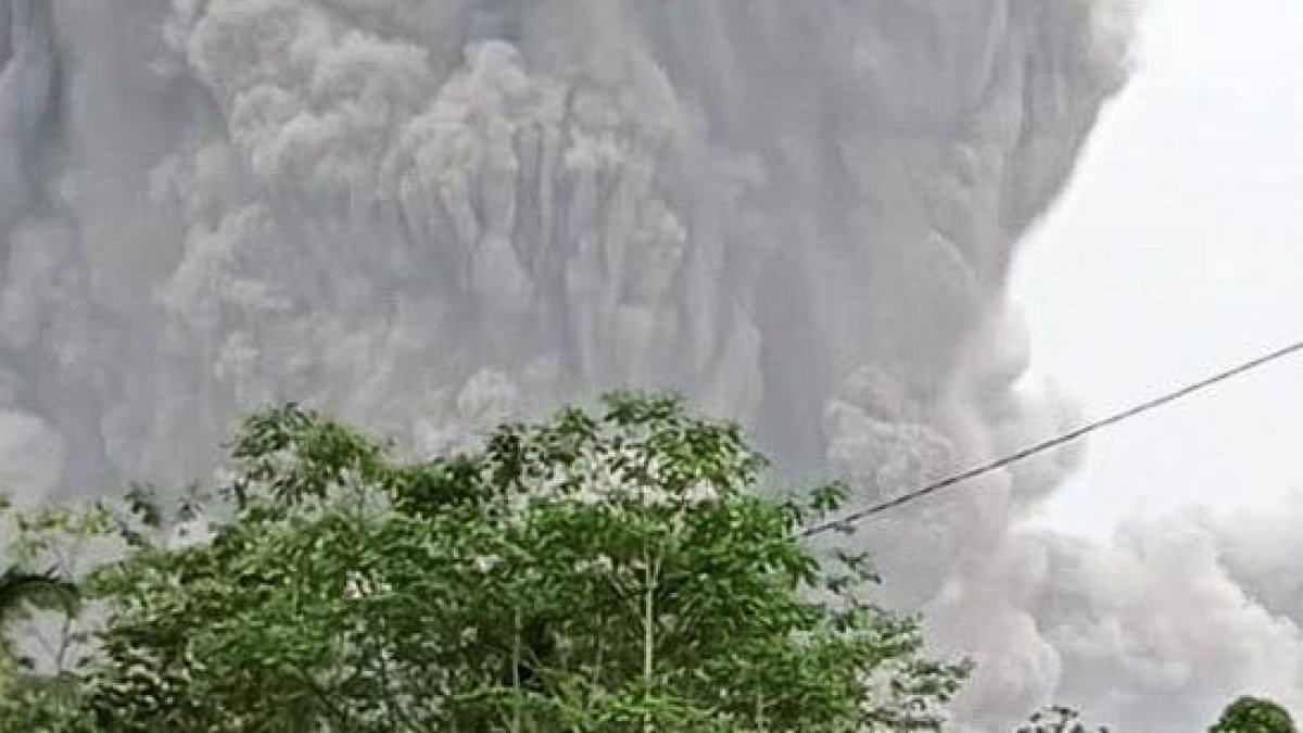 Una fotografía facilitada por la Junta Nacional de Gestión de Desastres de Indonesia (BNPB) muestra al volcán Semeru arrojando cenizas durante una erupción en Lumajang, Java Oriental, Indonesia, el 4 de diciembre de 2021.