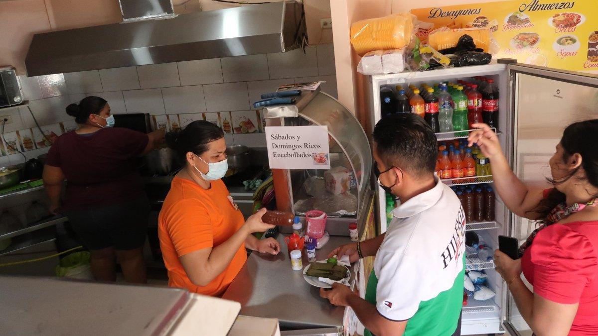 Kemerlyn Gil logró finalmente instalar un restaurante en la ciudadela donde vive con su hija y esposo. En el negocio ha dado acogida a otros extranjeros y a nacionales.