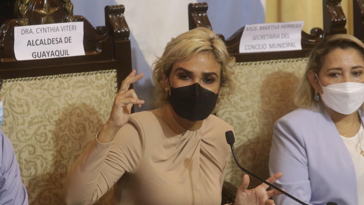 La alcaldesa Cynthia Viteri junto a la secretaria del Cabildo.