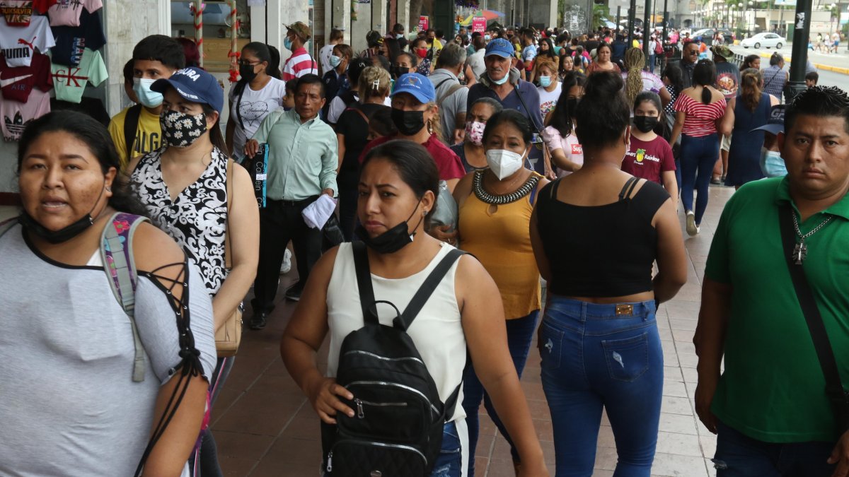 Las aglomeraciones sin medidas de bioseguridad constituyen una de las principales fuentes de contagio de COVID-19 y de preocupación de las autoridades de Salud.