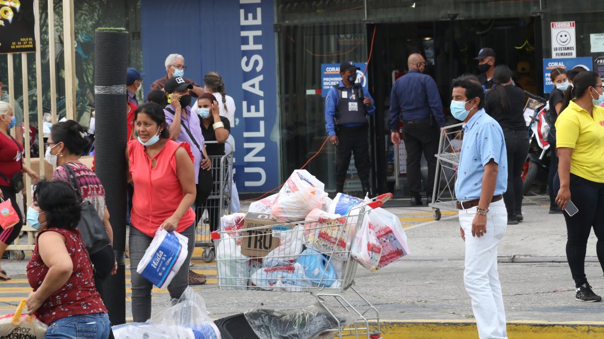 Excepción. Los supermercados, centros comerciales y la red de mercados municipales aun no deberán cumplir con la medida.