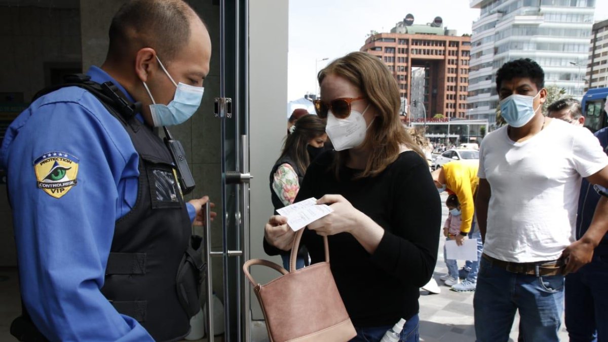 En un centro comercial del norte de Quito se pide el certificado de vacunación para ingresar