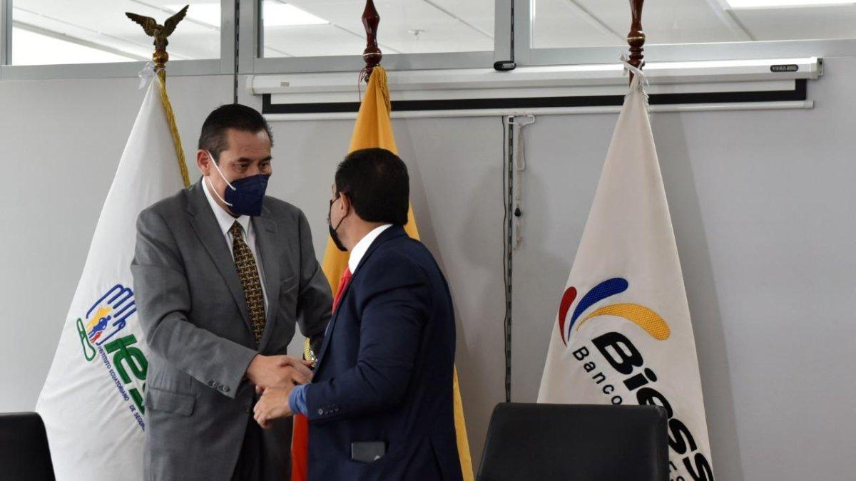 Francisco Cepeda, presidente del Directorio del BIESS, e Iván Tobar, gerente General.