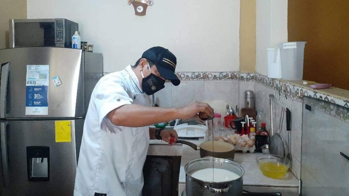 Emprendimiento. La preparación de la bebida ha sido la alternativa de ingresos para decenas de personas. Stalyn Parrales la elabora en la cocina de su hogar.