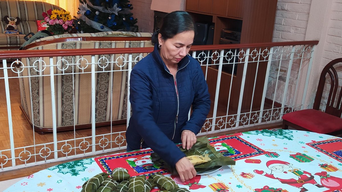 Costumbres. Isley Villamizar preparó hallacas para su familia. Extrañará compartirlas con gente de su barrio en Barinas.