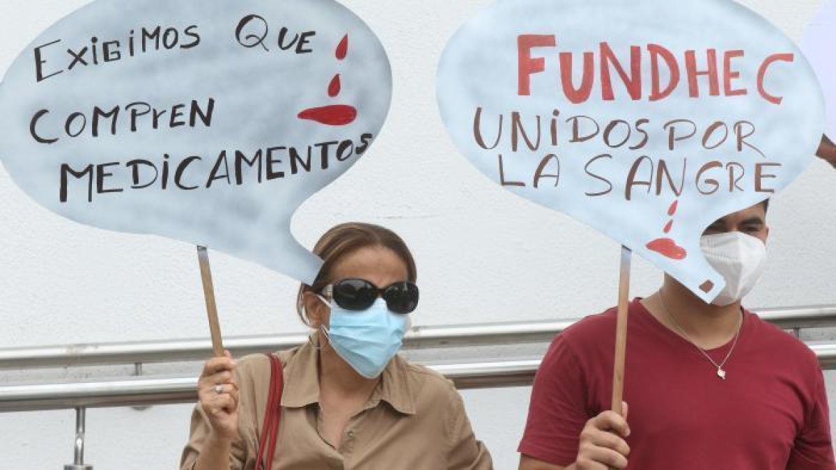 Familiares y pacientes que sufren enfermedades crónicas y catastróficas, durante un plantón para solicitar medicinas para sus tratamientos.