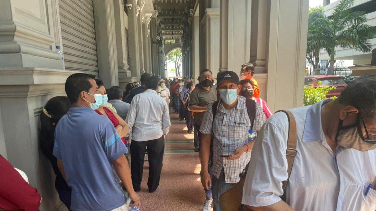 Hecho. Hace unos días, cientos de personas hacían fila para pagar el impuesto predial.