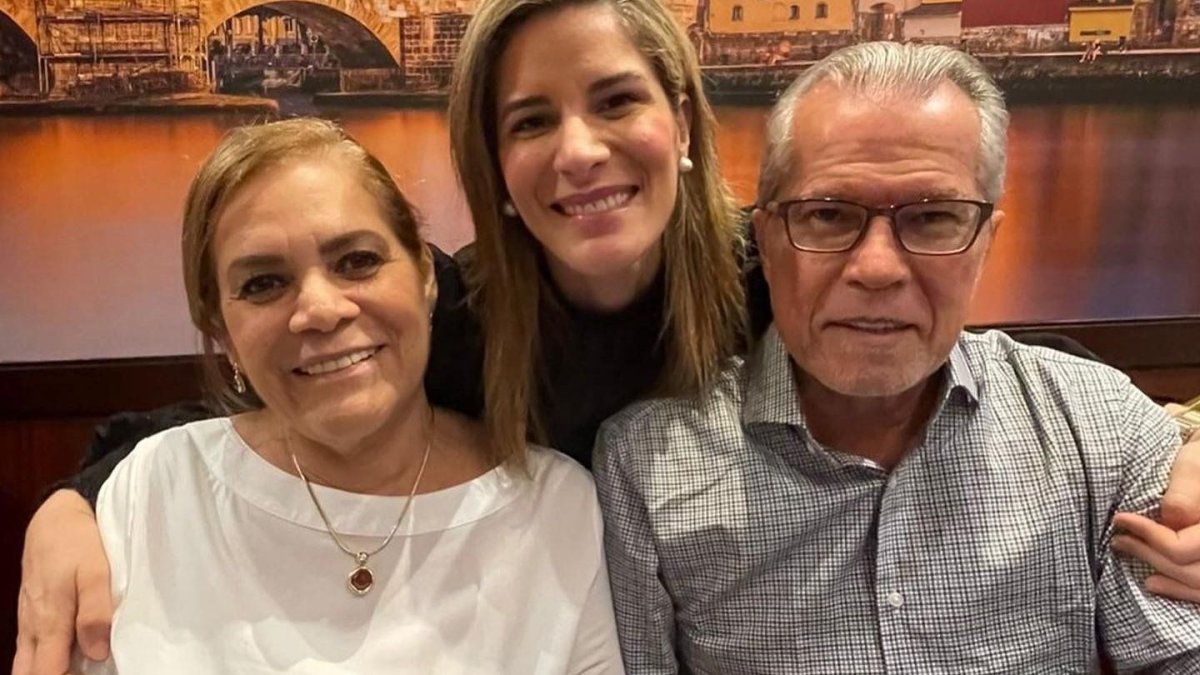 Gaby con sus progenitores Ángela y Carlos.