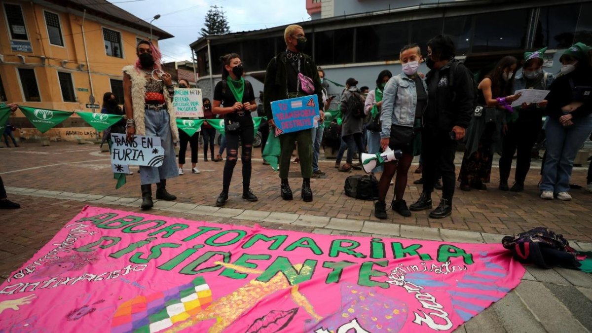 La manifestación de las féminas está aderezada con pancartas llenas de mensajes reivindicativos.