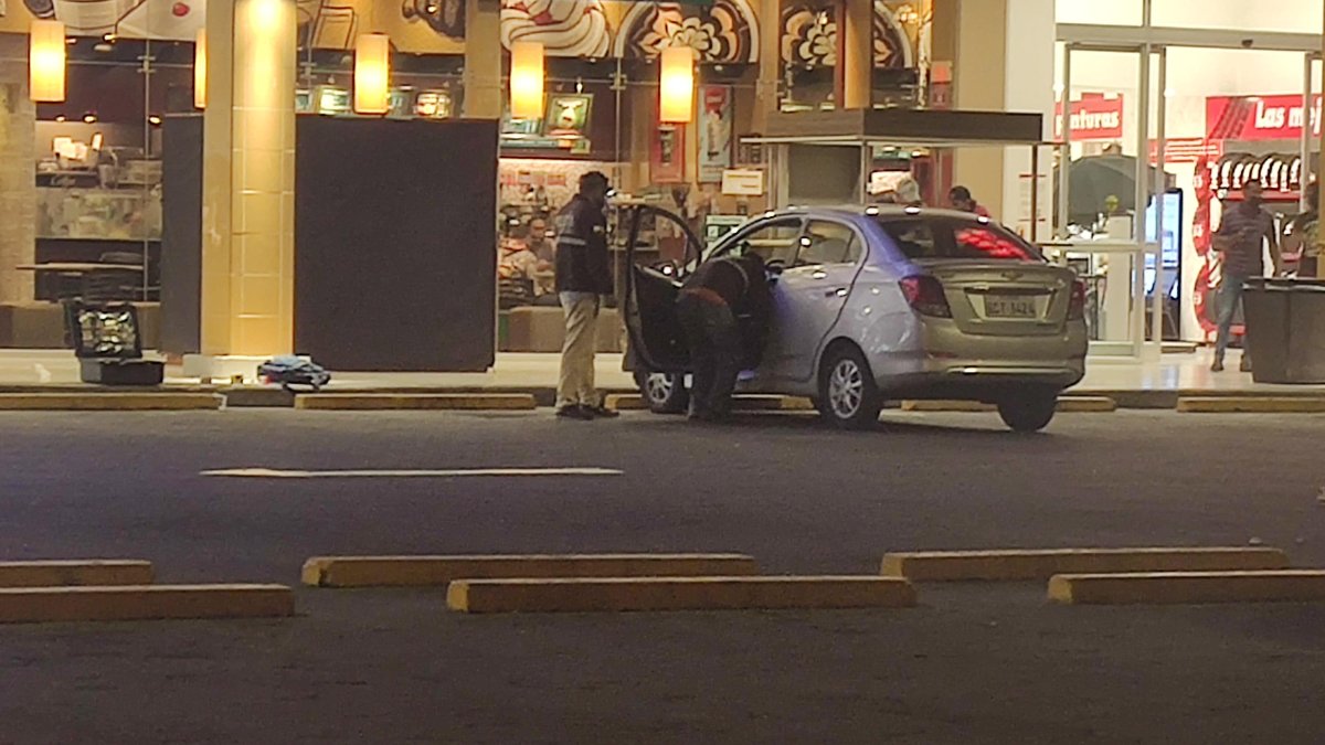 Agentes policiales hallan indicios balísticos en el vehículo en el que se movilizaba la funcionaria.