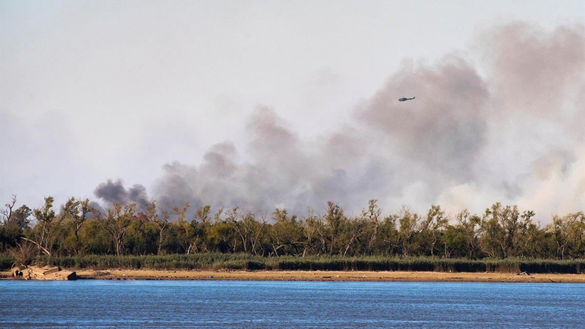 Una columna de humo se levanta debido a un incendio en delta del río Paraná, cerca a Rosario (Argentina), en una fotografía de archivo.