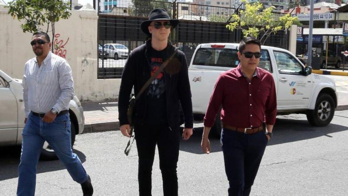 Ola Binni (centro) es procesado por supuesto delito informático.