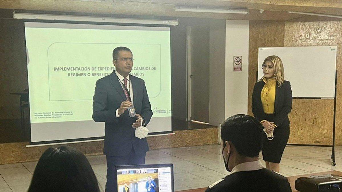 Realidad. Pablo Ramírez, director del SNAI, explicando sobre los beneficios penitenciarios al Comité de Paz.