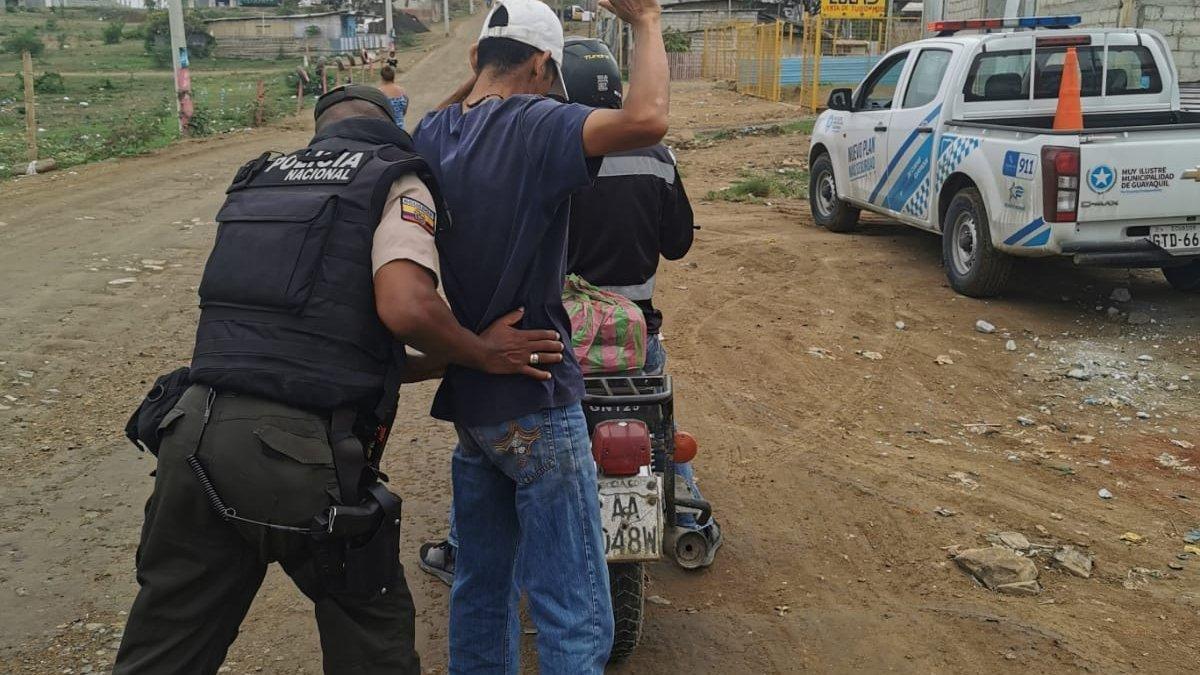 Agentes policiales haciendo un control en las calles de la parroquia Progreso. Guayaquil contará con un nuevo contingente de uniformados para combatir al hampa.