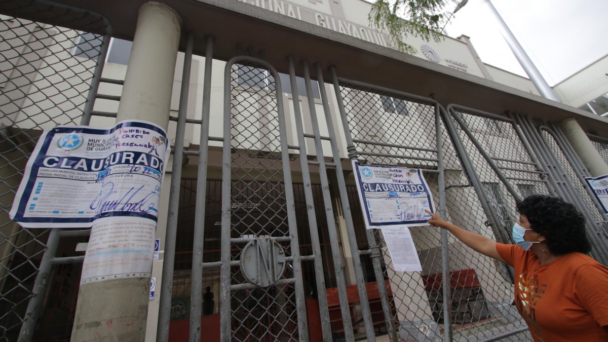 EL COLEGIO NACIONAL GUAYAQUIL FUE CLAUSURADO POR EL MUNICIPIO DE GUAYAQUIL POR DAR CLASES PRESENCIALES.