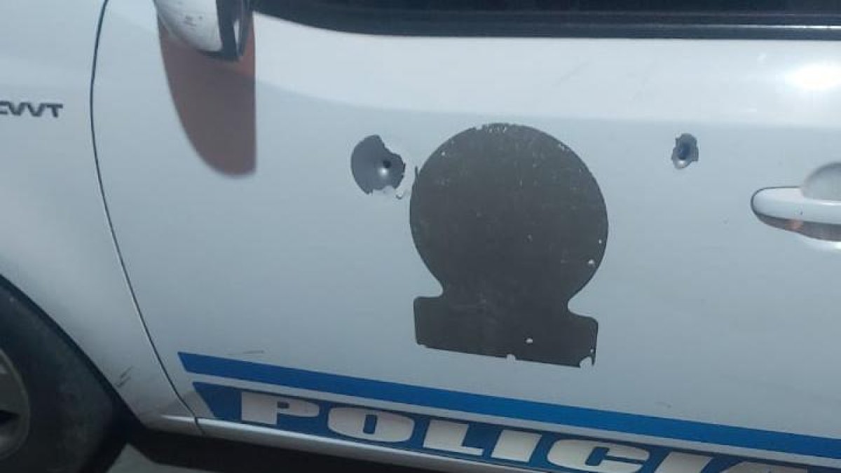 No hubo víctimas; sin embargo, un patrullero policial fue baleado. Los delincuentes huyeron por el río.