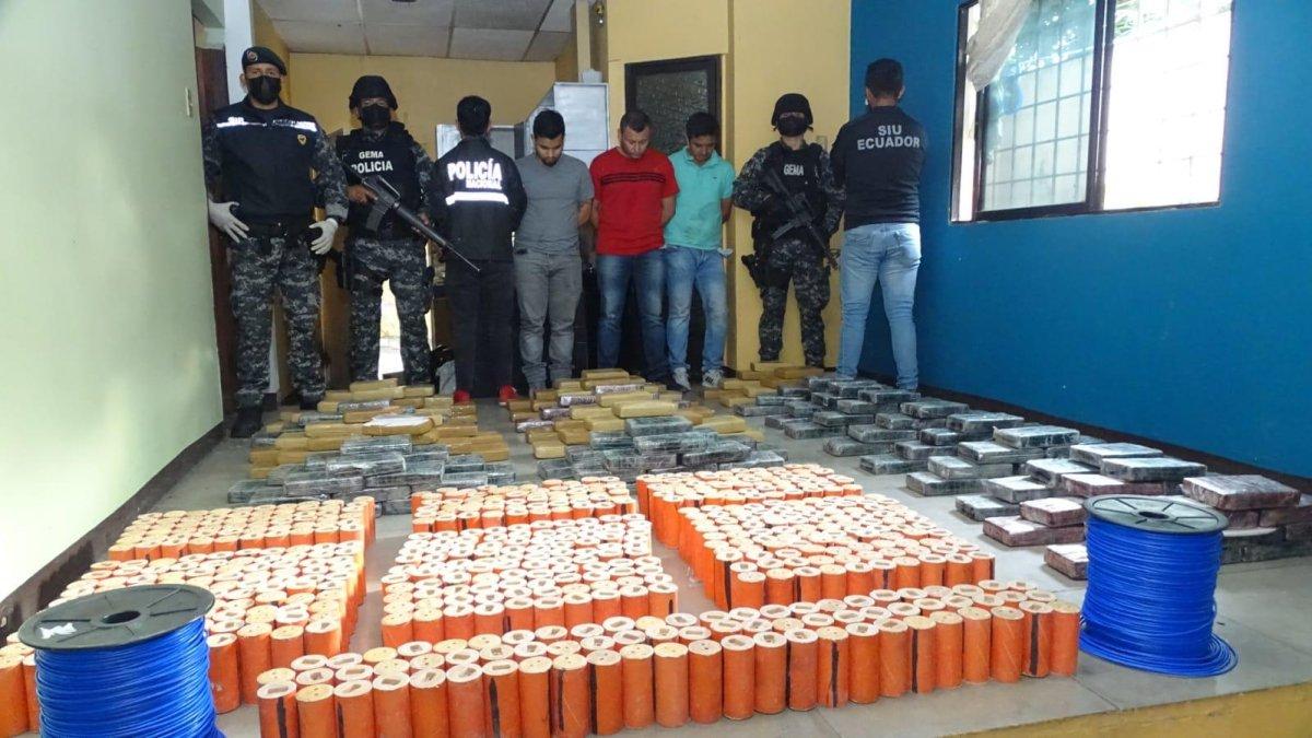 Resultgados. Los detenidos junto a drogas y explosivos incautados por la Policía.