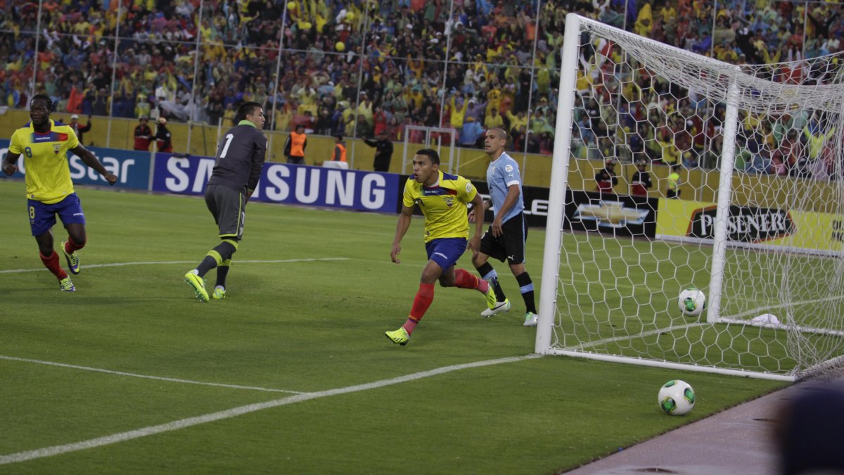 Jefferson Montero celebra el tanto ante Uruguay, que significó la clasificación al Mundial de Brasil 2014.