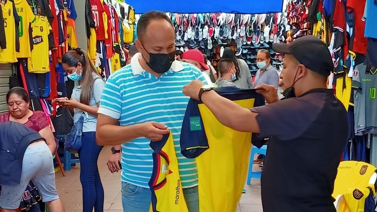 Los hinchas de la Tricolor podían encontrar camisetas desde $5 hasta $20.