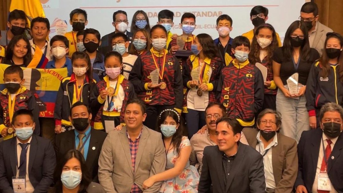 Parte de los medallistas del torneo, entrenadores y organizadores.