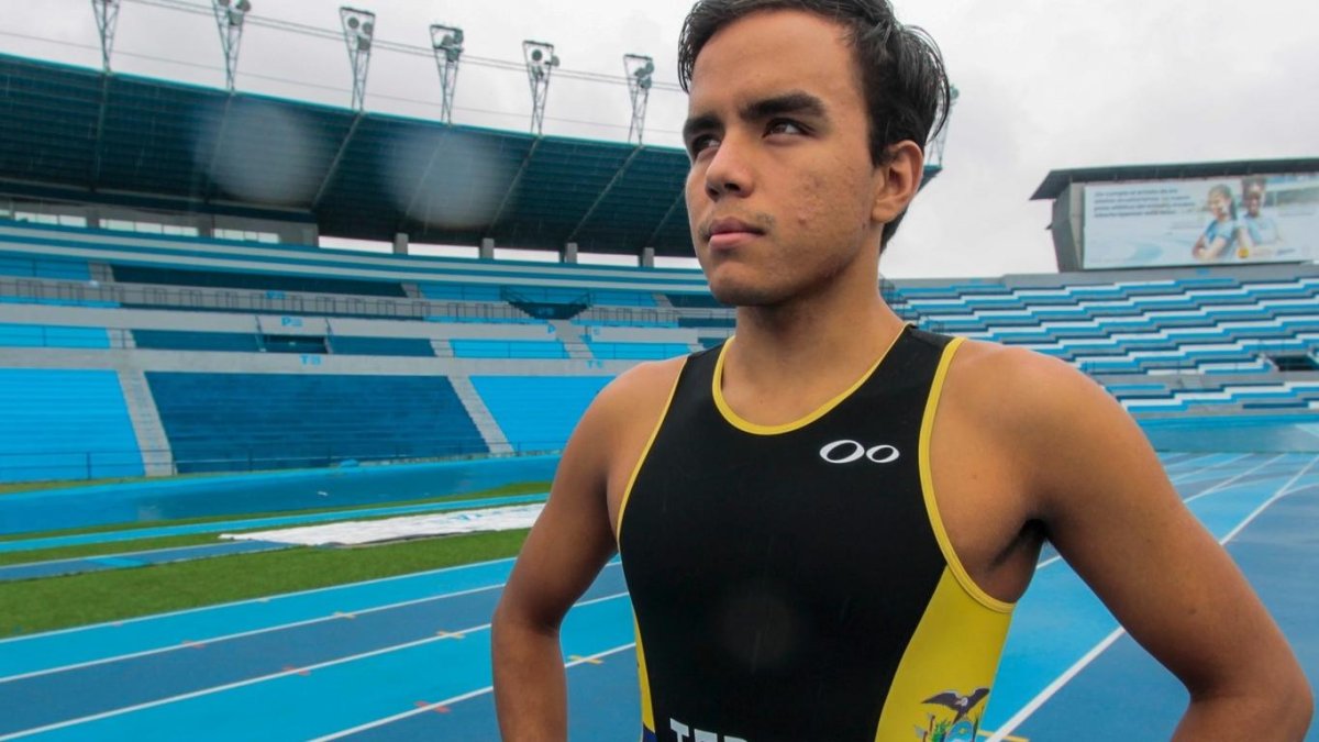 Gabriel en una de sus sesiones de entrenamiento en la pista del estadio Modelo