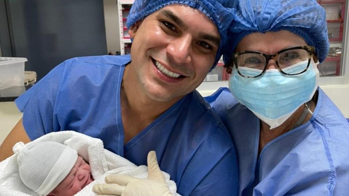 El presentador con su primer hijo varón en brazos.