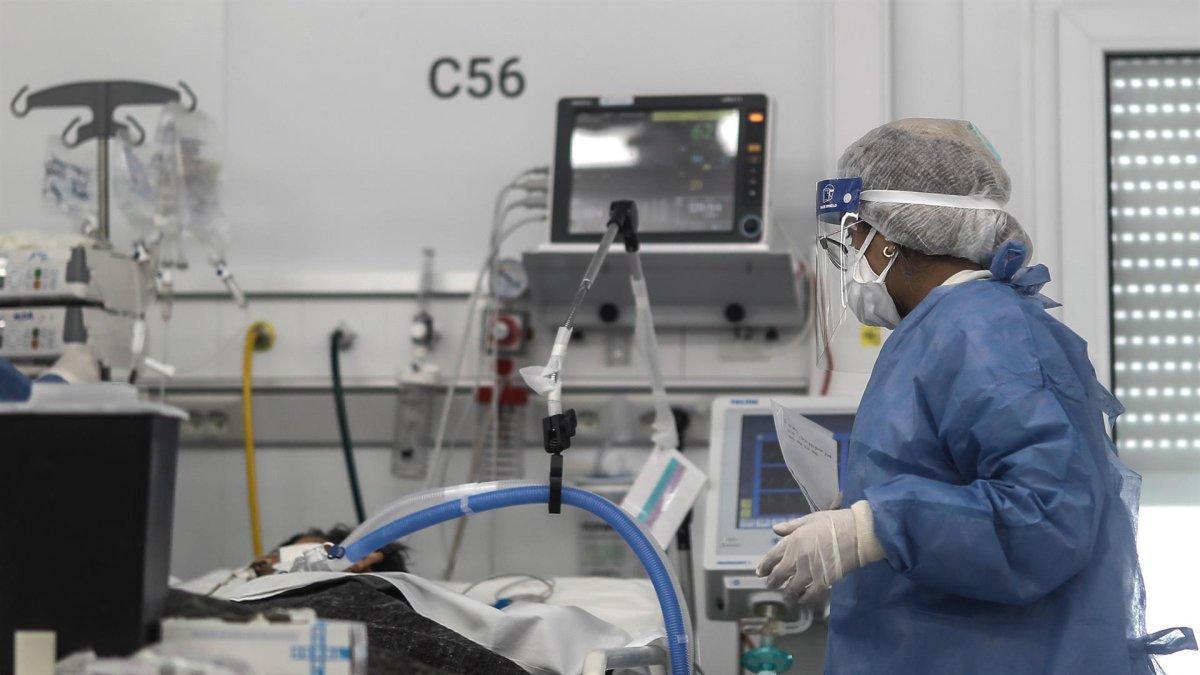 Personal médico realiza controles de rutina a pacientes covid-19, en un hospital en Buenos Aires (Argentina), en una fotografía de archivo..