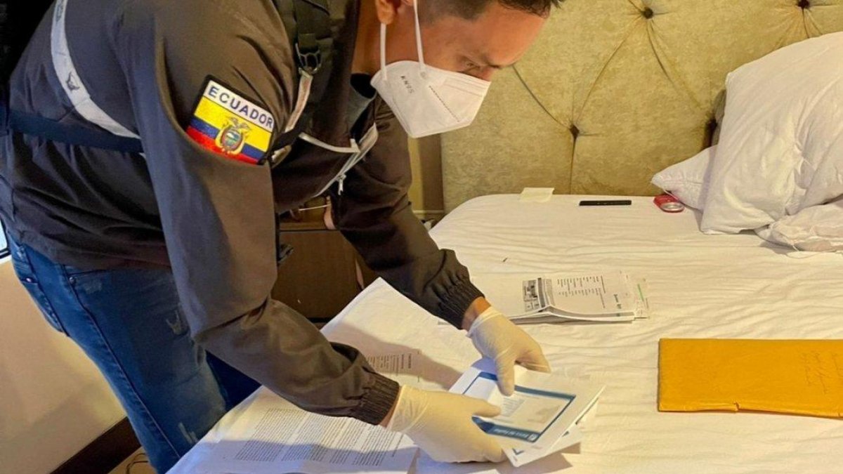 Operativos. La diligencia judicial se cumplió en 16 domicilios y oficinas de cuatro ciudades del país.