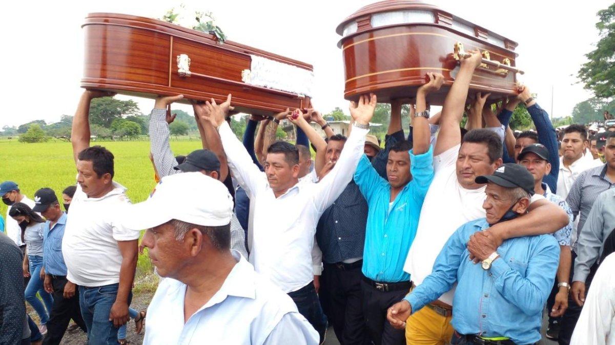 En la caminata, los féretros de los dos obreros muertos fueron alzados en su honor y para exigir justicia.