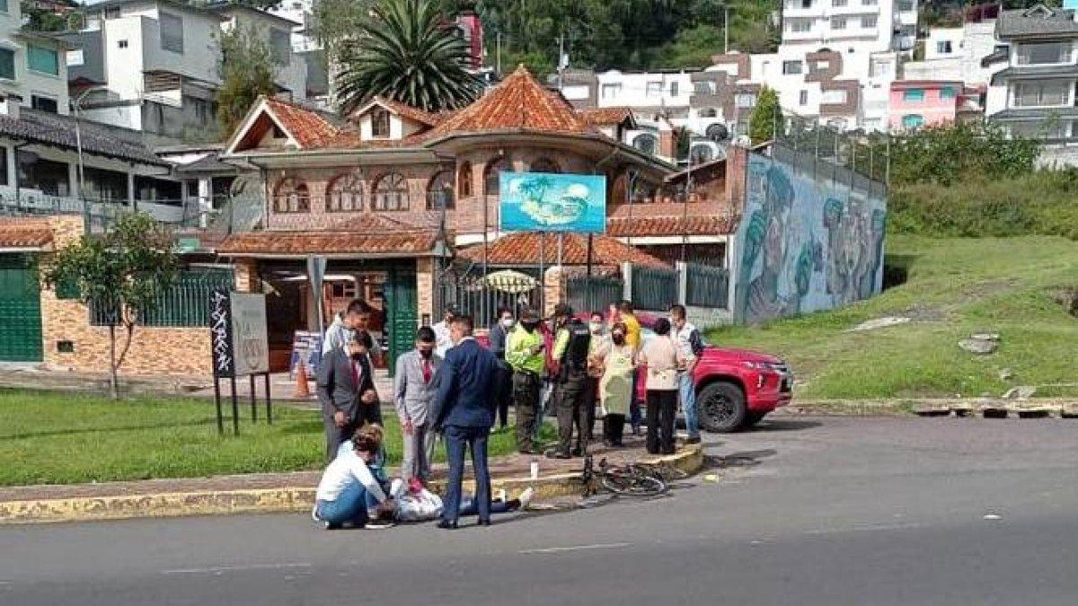 La deportista quedó tendida en el pavimento a la altura del Puente 8 de la autopista General Rumiñahui.