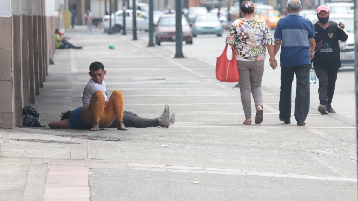 Temor. En calles del centro de la ciudad, como en otros sectores, la escena de la gráfica se vuelve cotidiana.