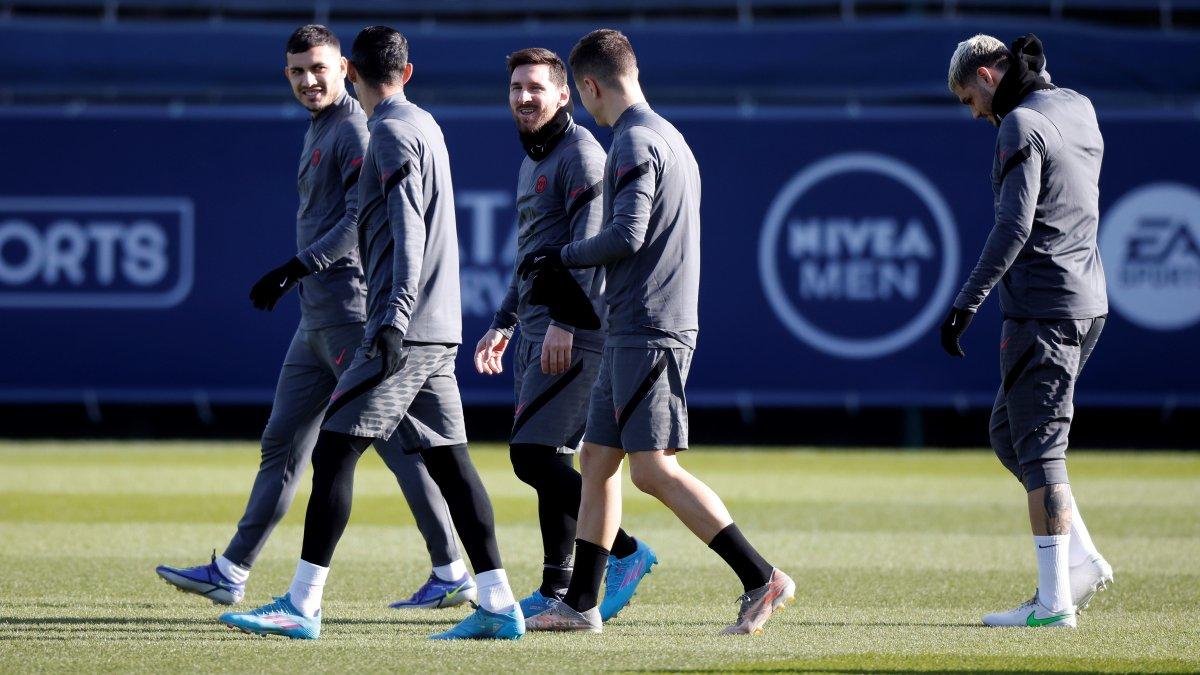 Lionel Messi (c) arrancará de titular en este choque clave contra el Real Madrid.