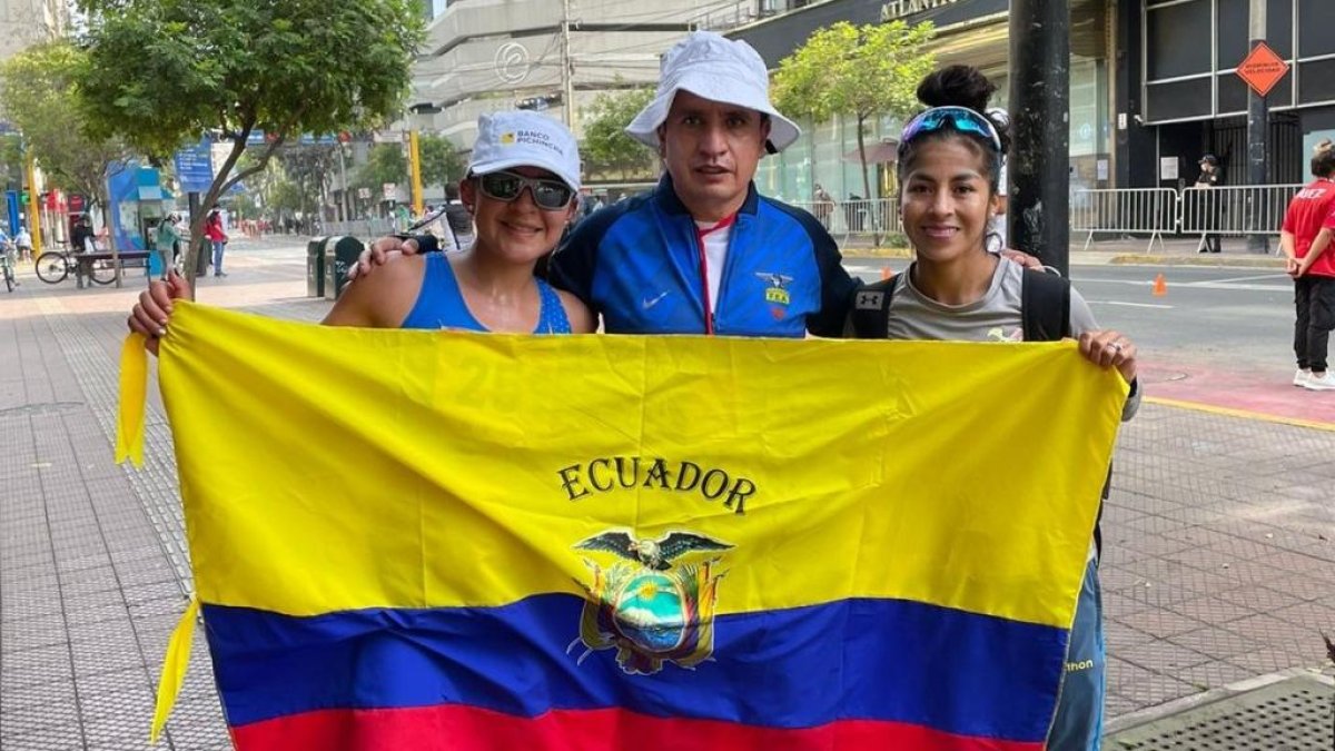 La campeonas sudamericanas de 20 y 35 km marcha, Glenda Morejón y Paola Pérez, acompañadas del técnico Julio Chuqui, tras el torneo de Lima el 6 de febrero.