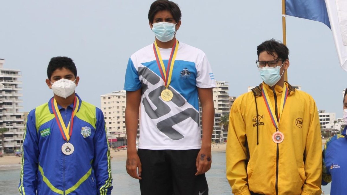 Mario Andrés Gómez (c) fue este miércoles 16 de febrero el monarca de los 5 km varones.