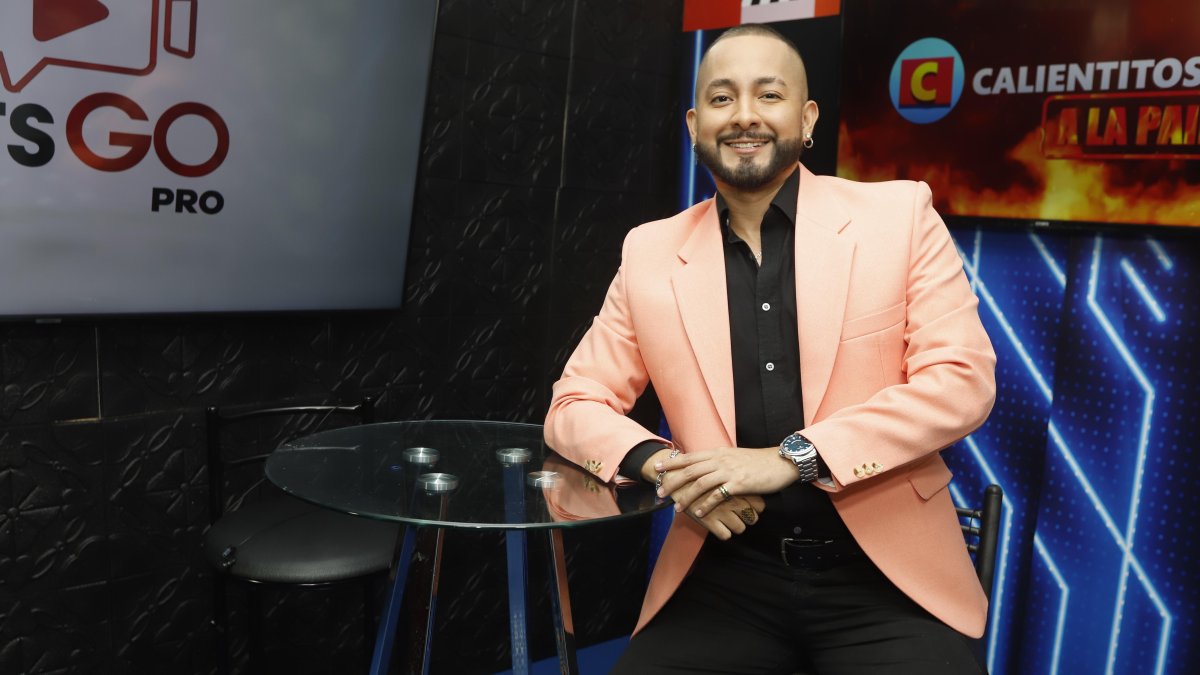 Santiago sostiene que rara vez se equivoca en la información que ofrece en Calientitos.