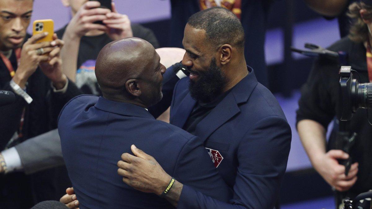 LeBron James y Michael Jordan se dieron un gran abrazo en la cancha durante el descanso del All-Star, un momento de la noche que la NBA aprovechó para rendir homenaje a los 75 mejores jugadores de su historia.