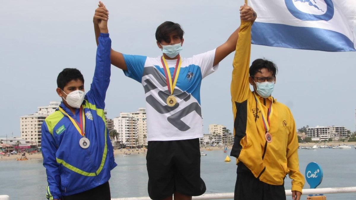 El campeón (c) junto a Máximo Granda (d) de El Oro con quien libró una batalla.