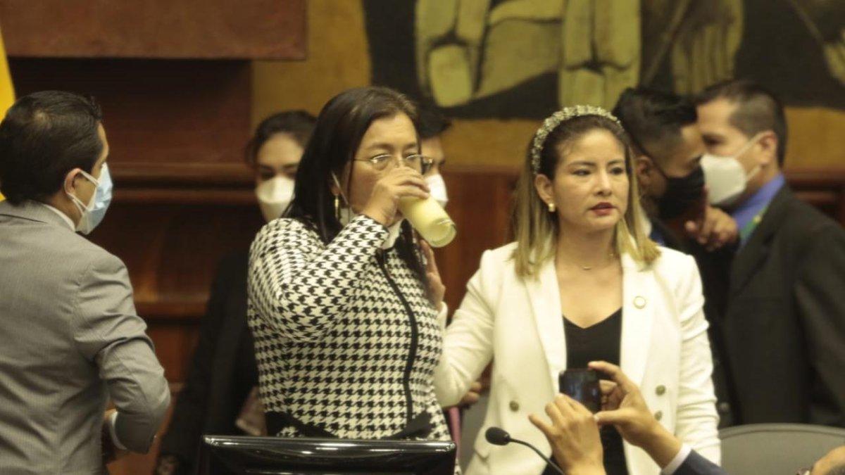 La presidenta Llori da un sorbo a una bebida luego de suspender la sesión y que legisladores la rodearan.